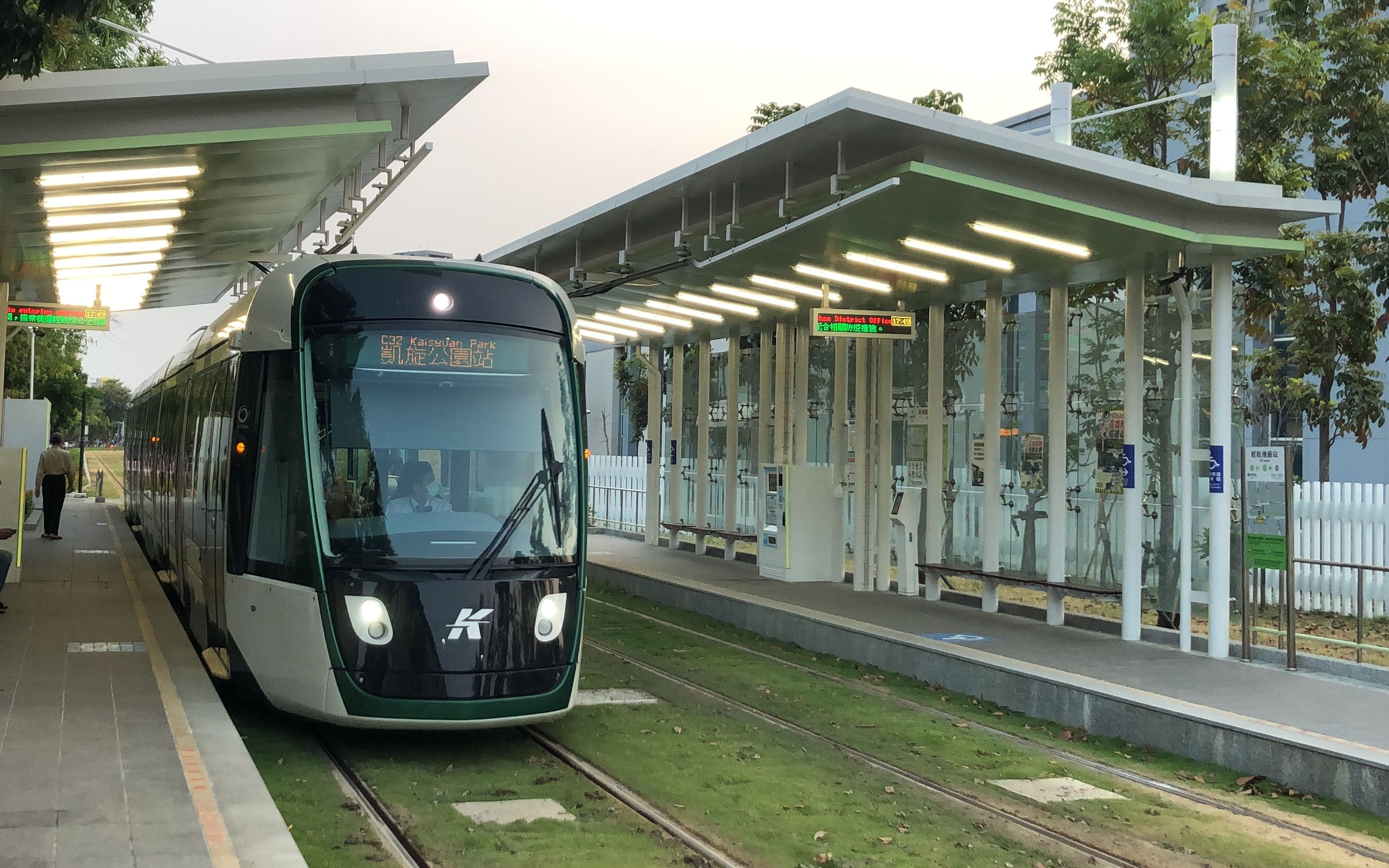 高雄轻轨 阿尔斯通 citadis x-05 305系 列车进站vvvf 有轨电车