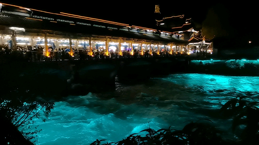 美丽的都江堰南桥夜景,人可真多