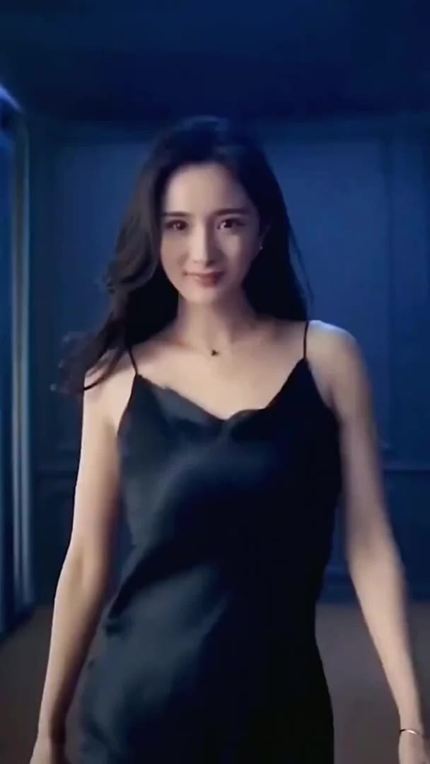 杨幂适合性感路线凹凸有致的玲珑曲线让人疯狂流口水订阅收藏明星跟拍