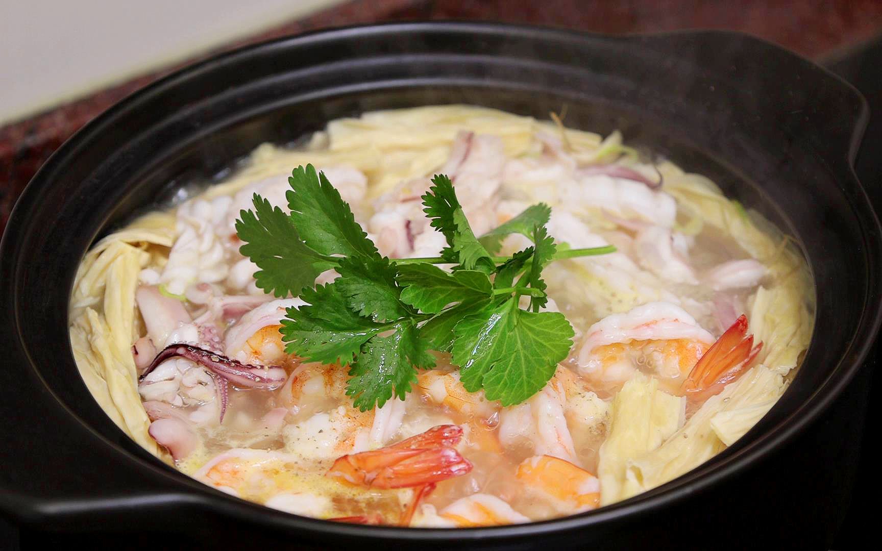 懒人鱿鱼虾煲:海边人吃法,有荤有素又营养,一开锅盖都看饿了