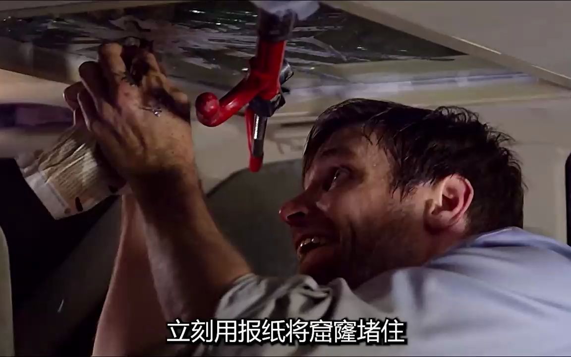 男人在山上开车,突然被泥石流掩埋,这简直太可怕了电影《迂回》