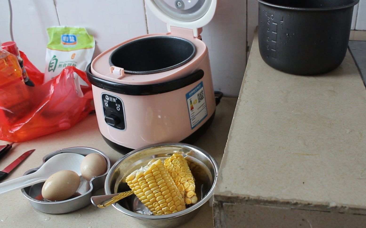 裸辞小伙在出租屋做饭,懒人把鸡蛋玉米米饭一次煮熟了,今天又水了一个