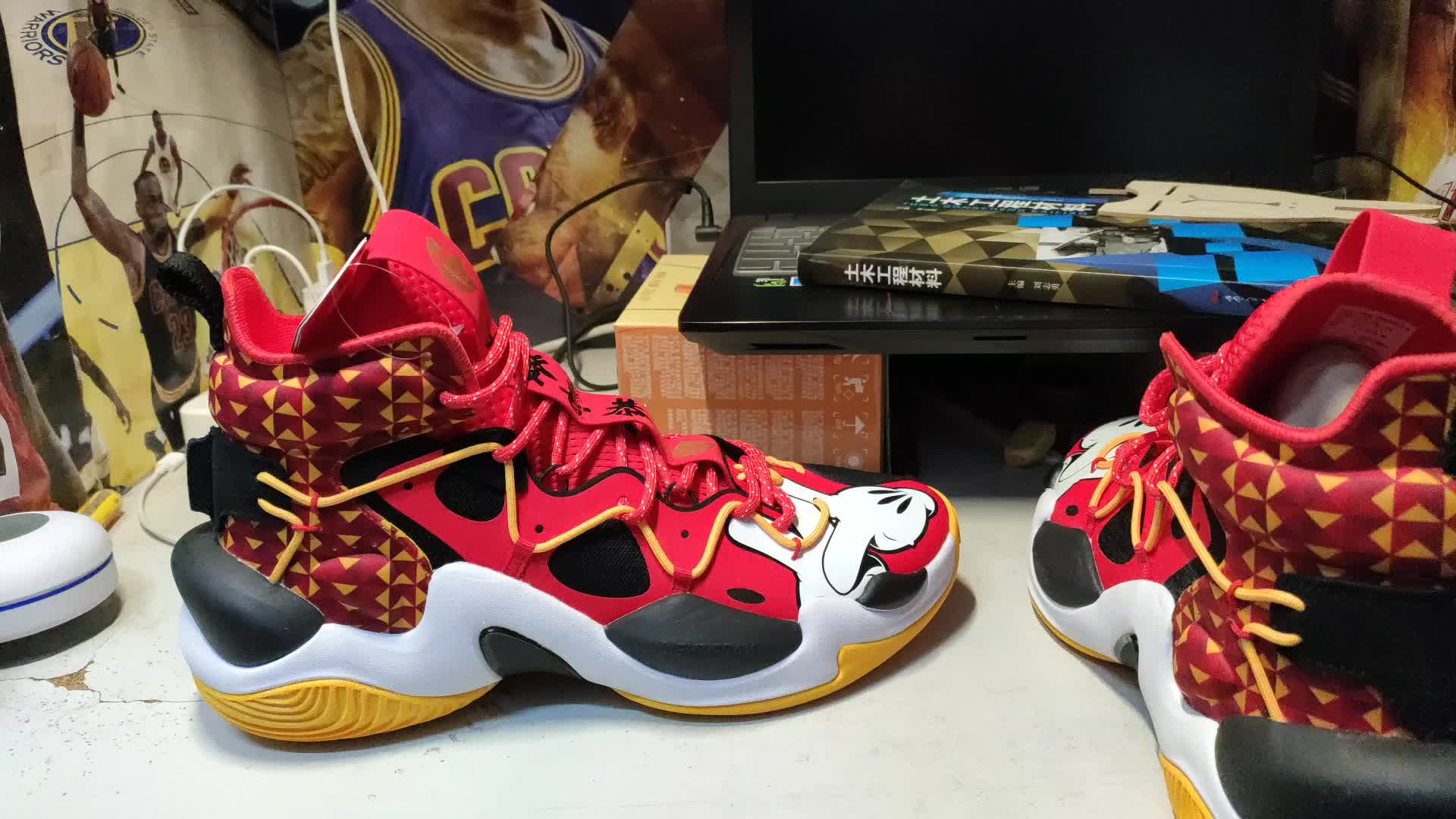 李宁空袭6米老鼠联名,骚就行了……_哔哩哔哩_bilibili