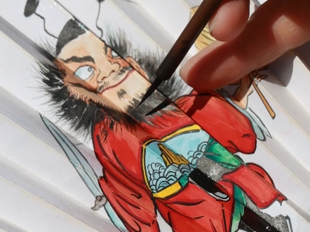 快乐自己说了算,吃个面饼接着画扇子#道家文化 #手工折扇 #朱砂钟馗画