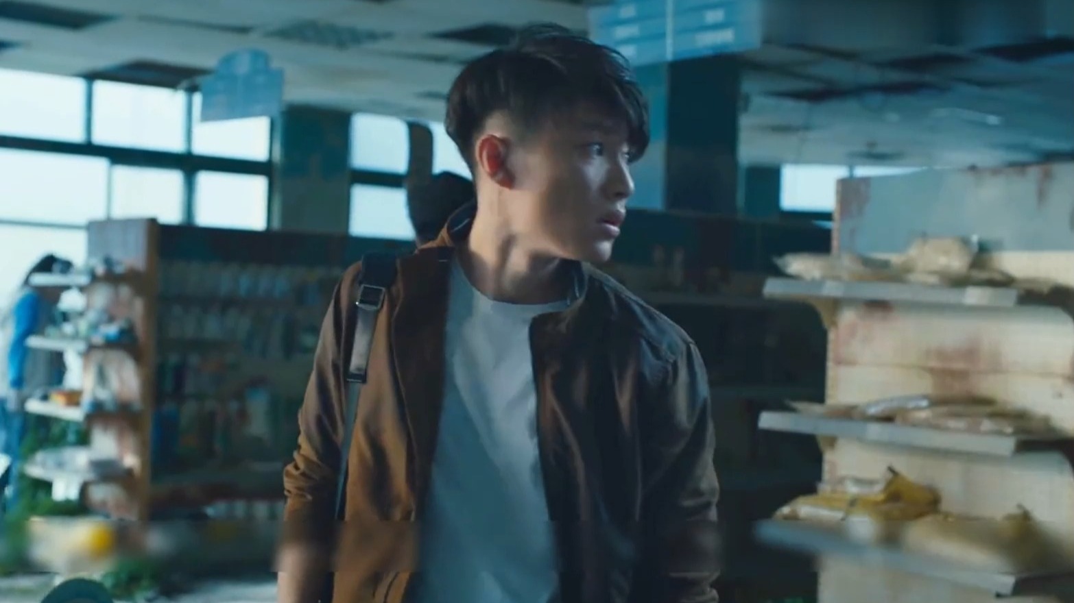 第一集|罗燃江雪意外进入无主之城,人被蝙蝠咬后居然变成丧尸!