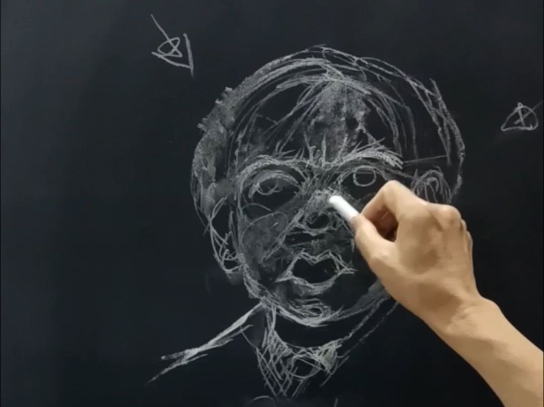 【黑板粉笔画过程】创作黑板肖像画:使用粉笔描绘真实而有趣的面孔
