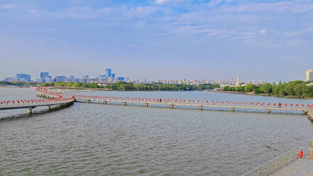 苏州金鸡湖上的步行桥图片