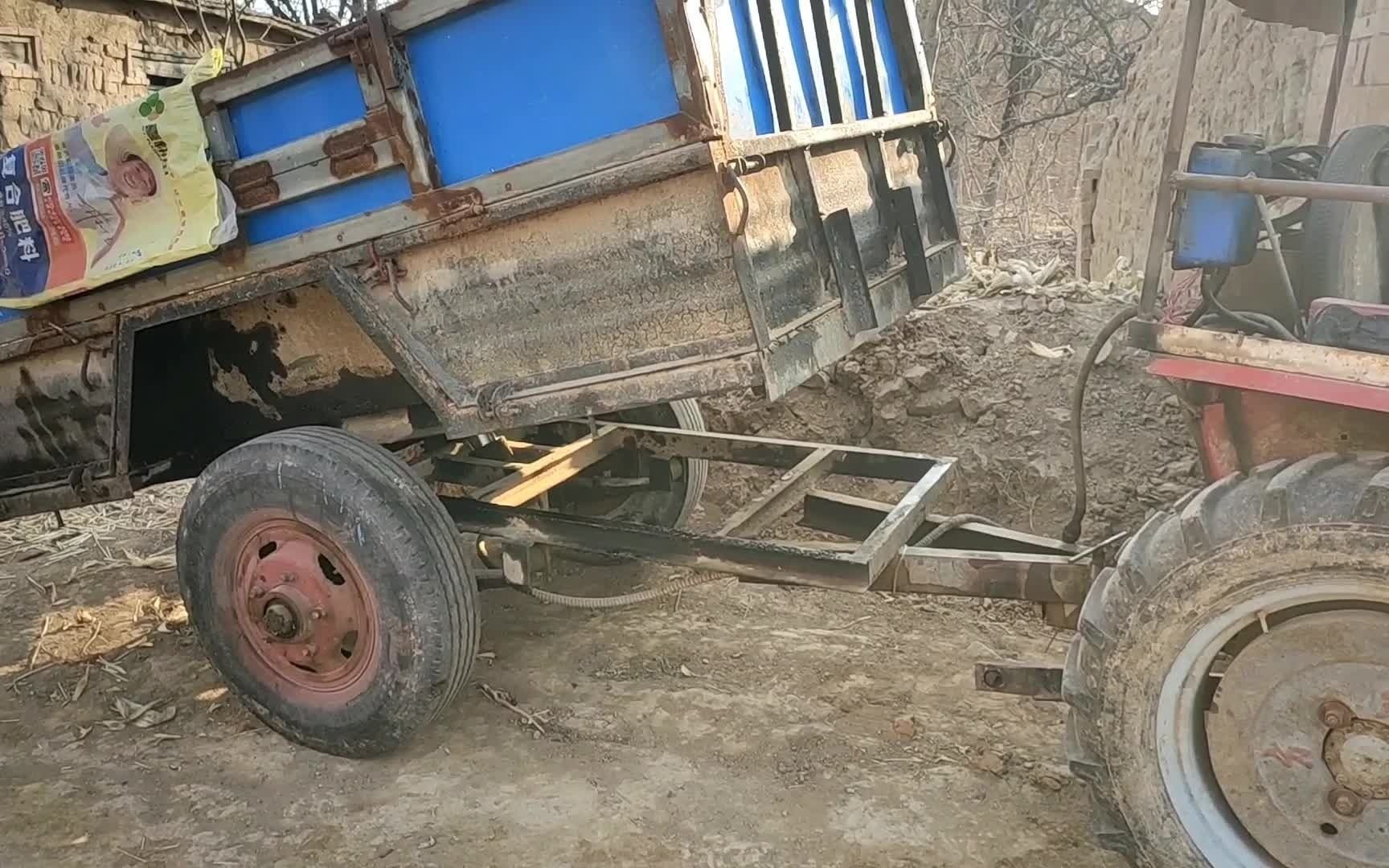 才买不久的东方红拖拉机挂翻斗看看效果怎么样