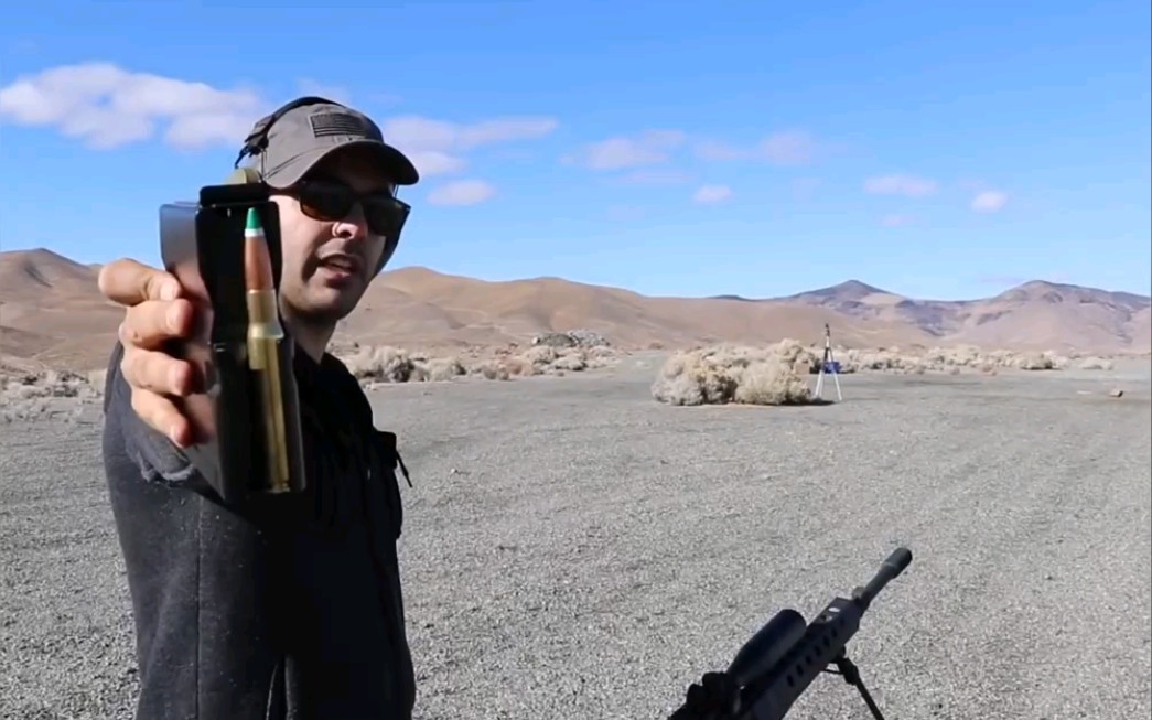 巴雷特 八二式狙击枪 绿色穿甲弹击穿铁链瞬间