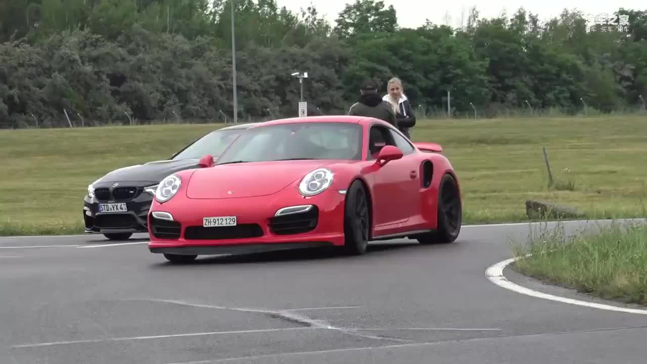 保时捷911 turbo s和日产gtr比提速,一脚油门下去,简直太帅了!