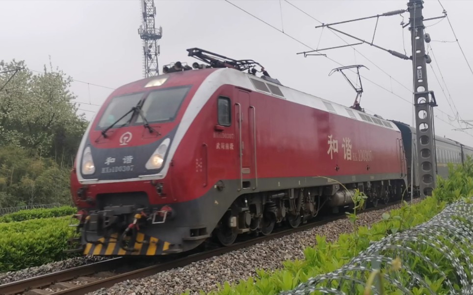 松江拍车:重庆北到上海南z258次列车快速通过松江站.