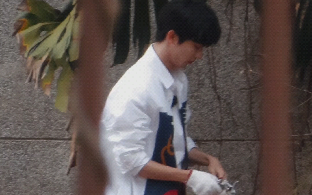 【马嘉祺/小熊花园路透】"今日份的男大嘉祺路透!去了狂飙的拍摄地"