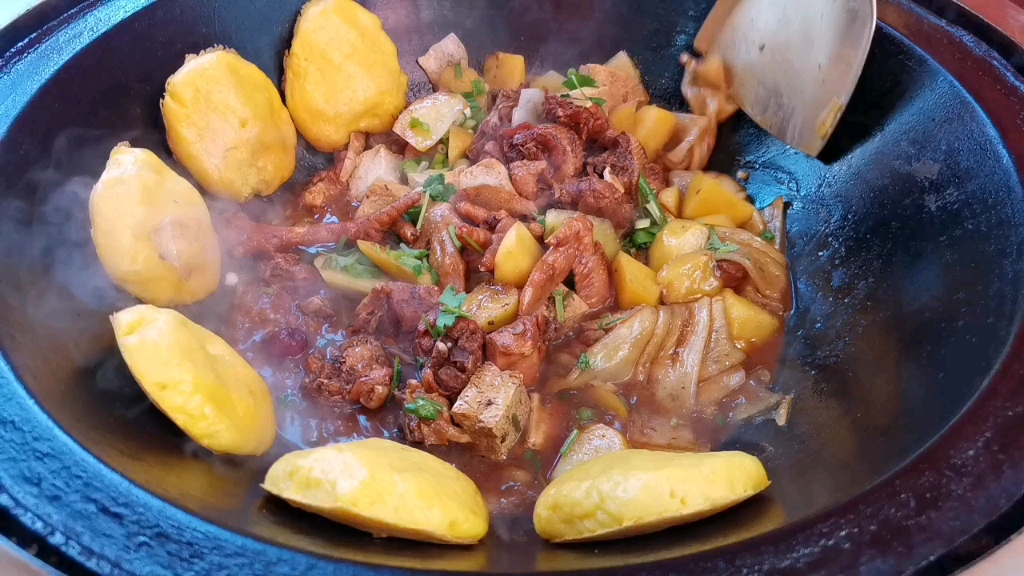 吃完地锅炖去鸟巢水立方,鸟巢亮灯都七点了那么大个广场都没个躲风的