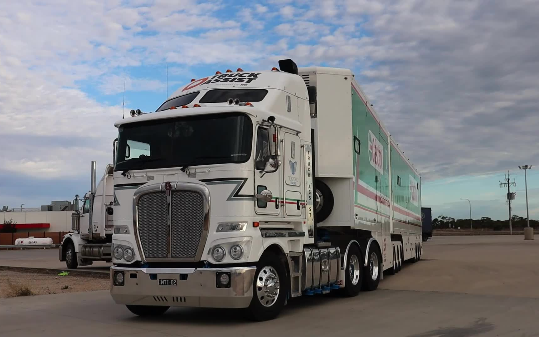 【澳大利亚】肯沃斯和马克的超级赛车运输车抵达本德赛车公园_哔哩