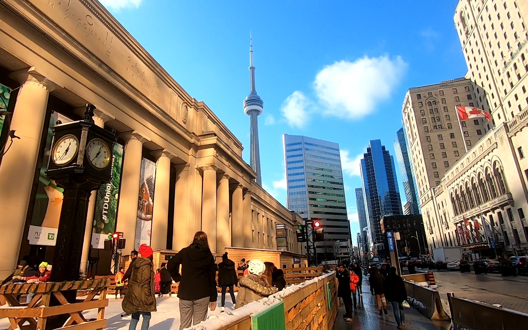 加拿大风景暴雪后艳阳下的多伦多联合车站前广场人们尽情享受