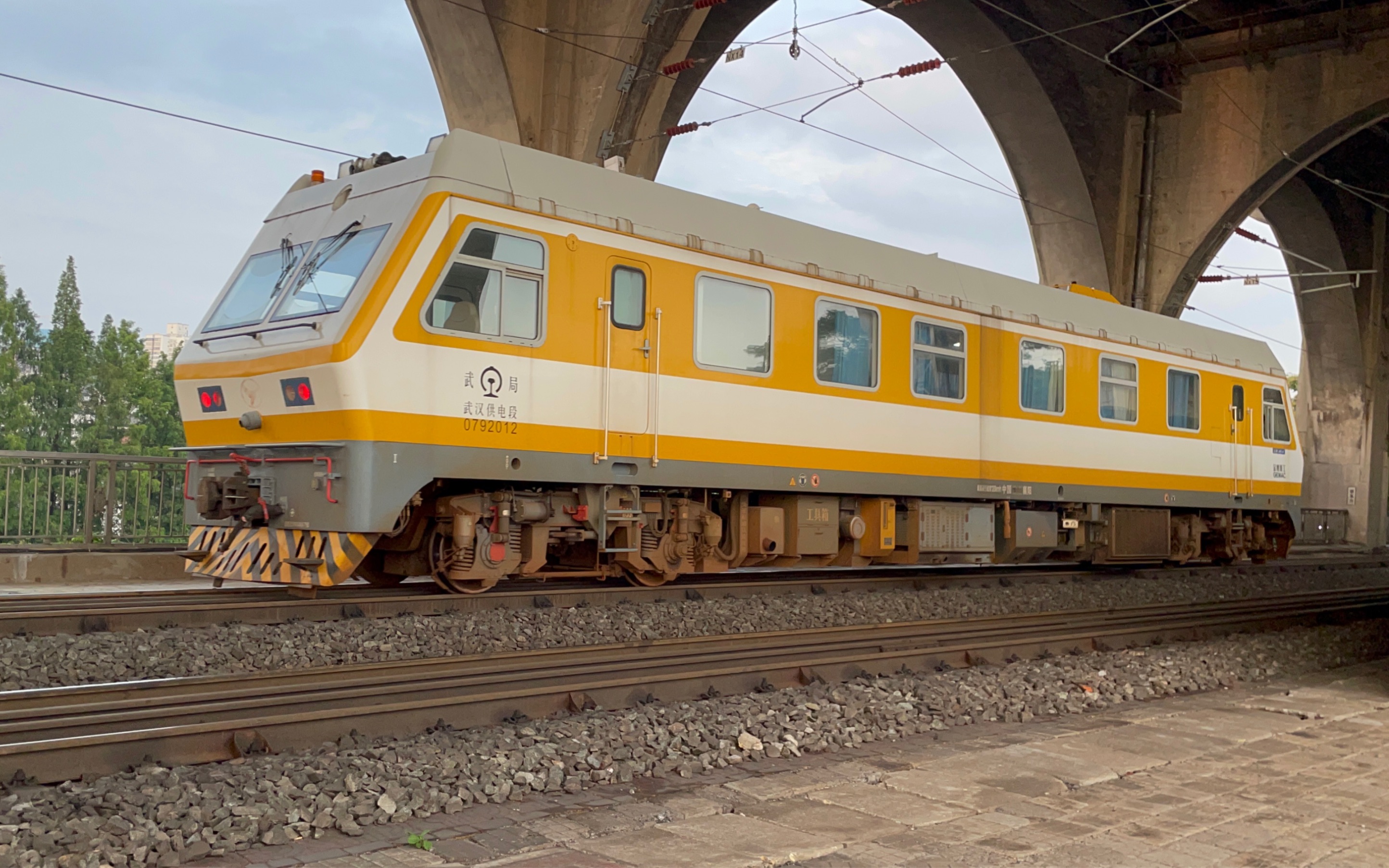 工作中的金鹰jc-2接触网检测车