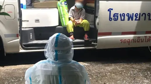 懂事得让人心疼，3岁男童染上新冠肺炎，独自提尿不湿去医院