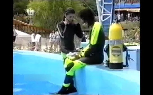 水族馆的小姐姐吃醋了,一脸的嫌弃男潜水员 潜水电影315哔哩哔哩bilibili