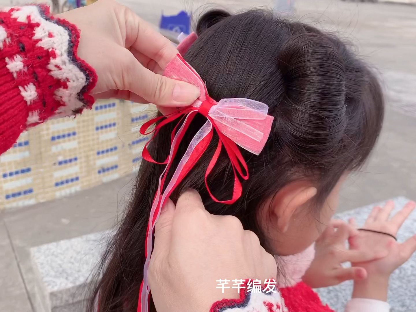 挑战不用梳子给女儿编头发,自己一边拍,一边编头发,结果怎样?
