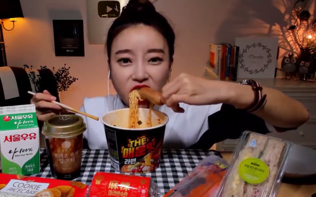 韩国美女dorothy多萝西吃夜宵零食,香肠上卷泡面操作亮了!