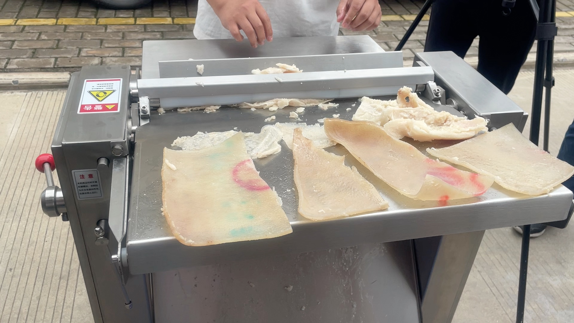 猪皮去油机,熟猪肉皮去油,鸡皮去油,生猪肉皮去油的机器.