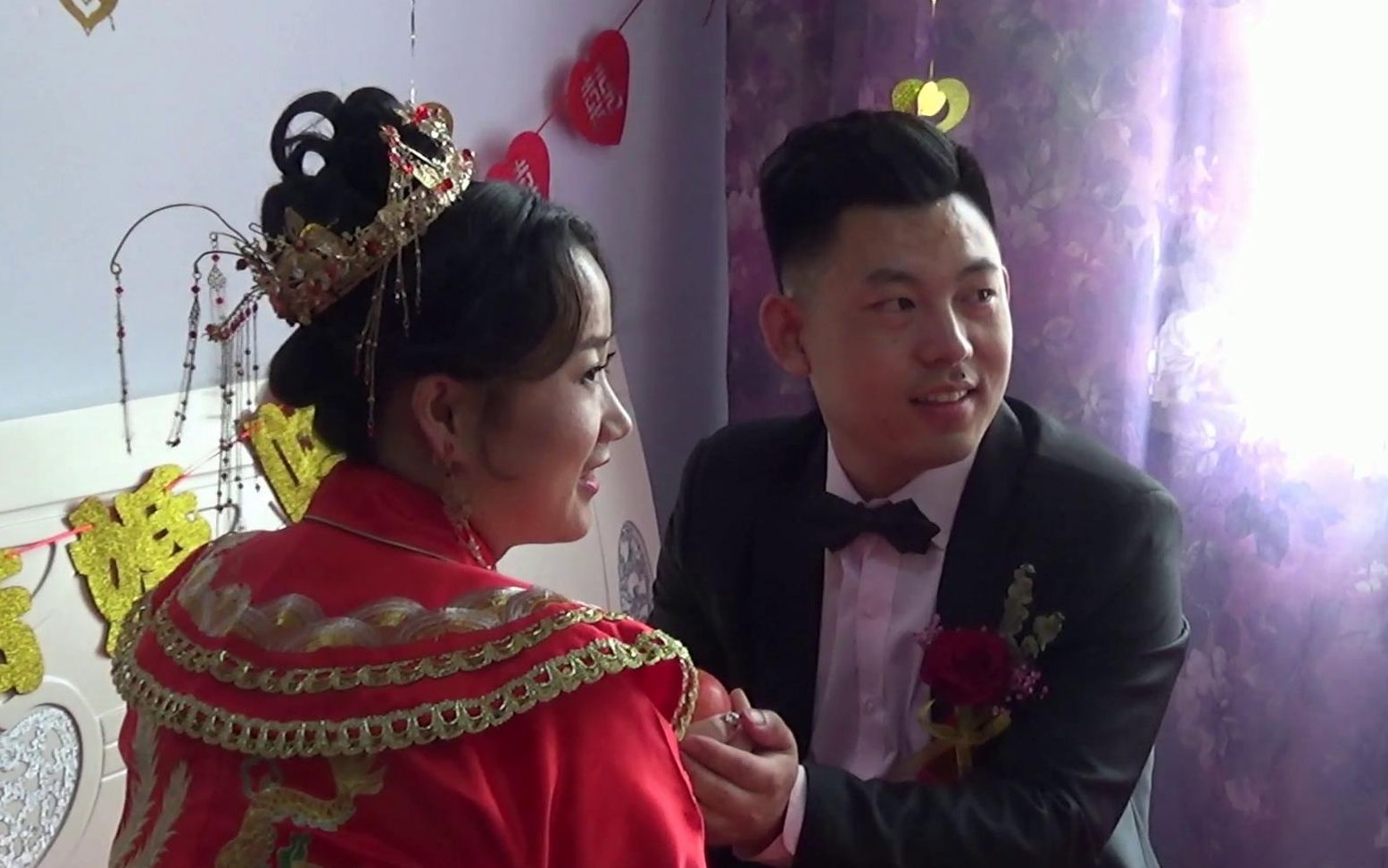 东北结婚有个习俗,玉米粒打新郎新娘,这种祝福真好