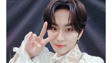 小梁最新自拍捏