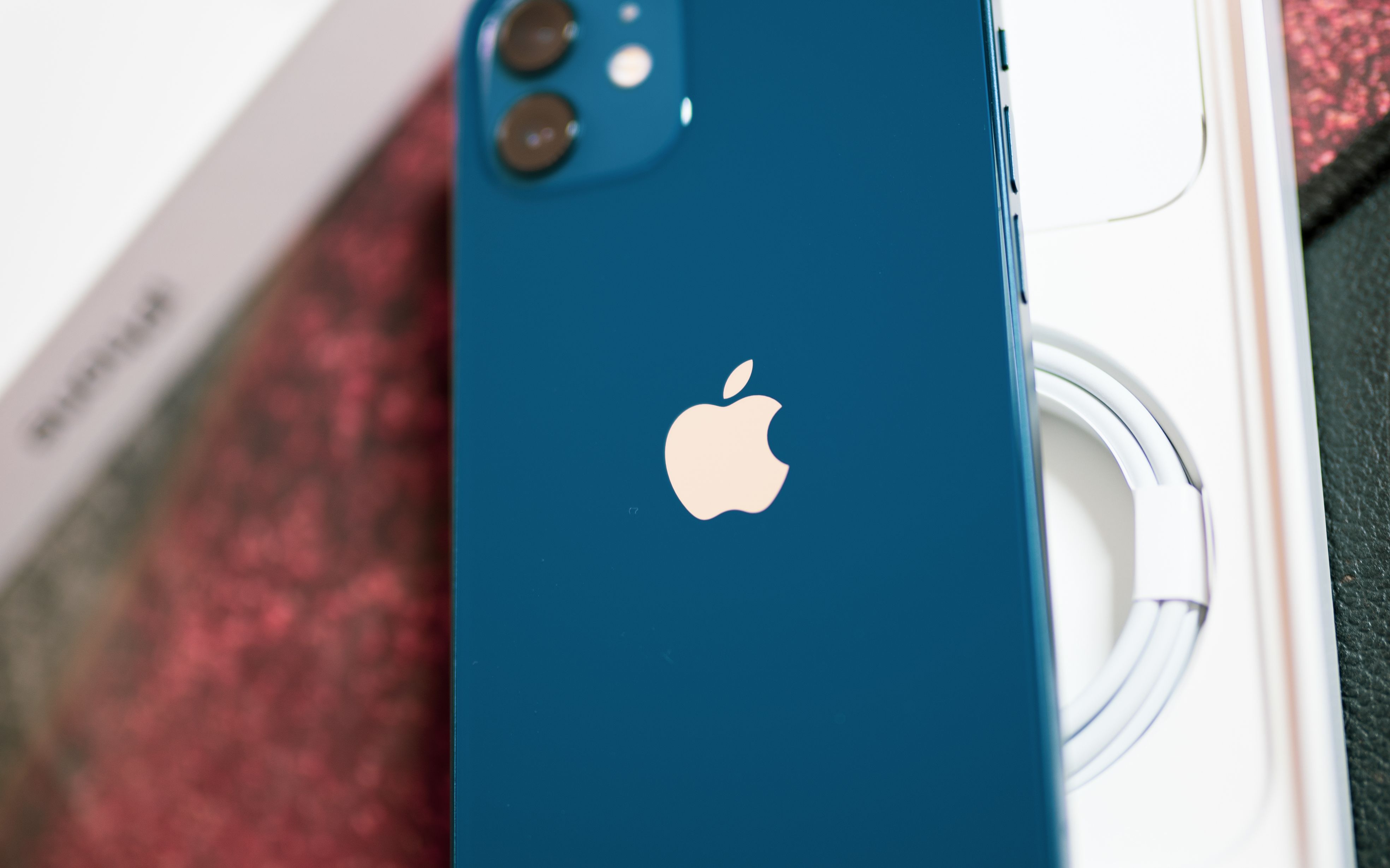 没有苹果充电器,iPhone 12照样能充电。这也太环保了。