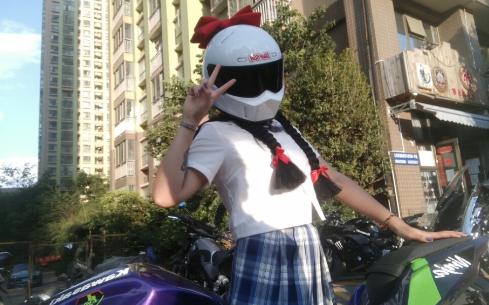 来梦学姐在线卡点甩头盔,老哥们一起喝一个?