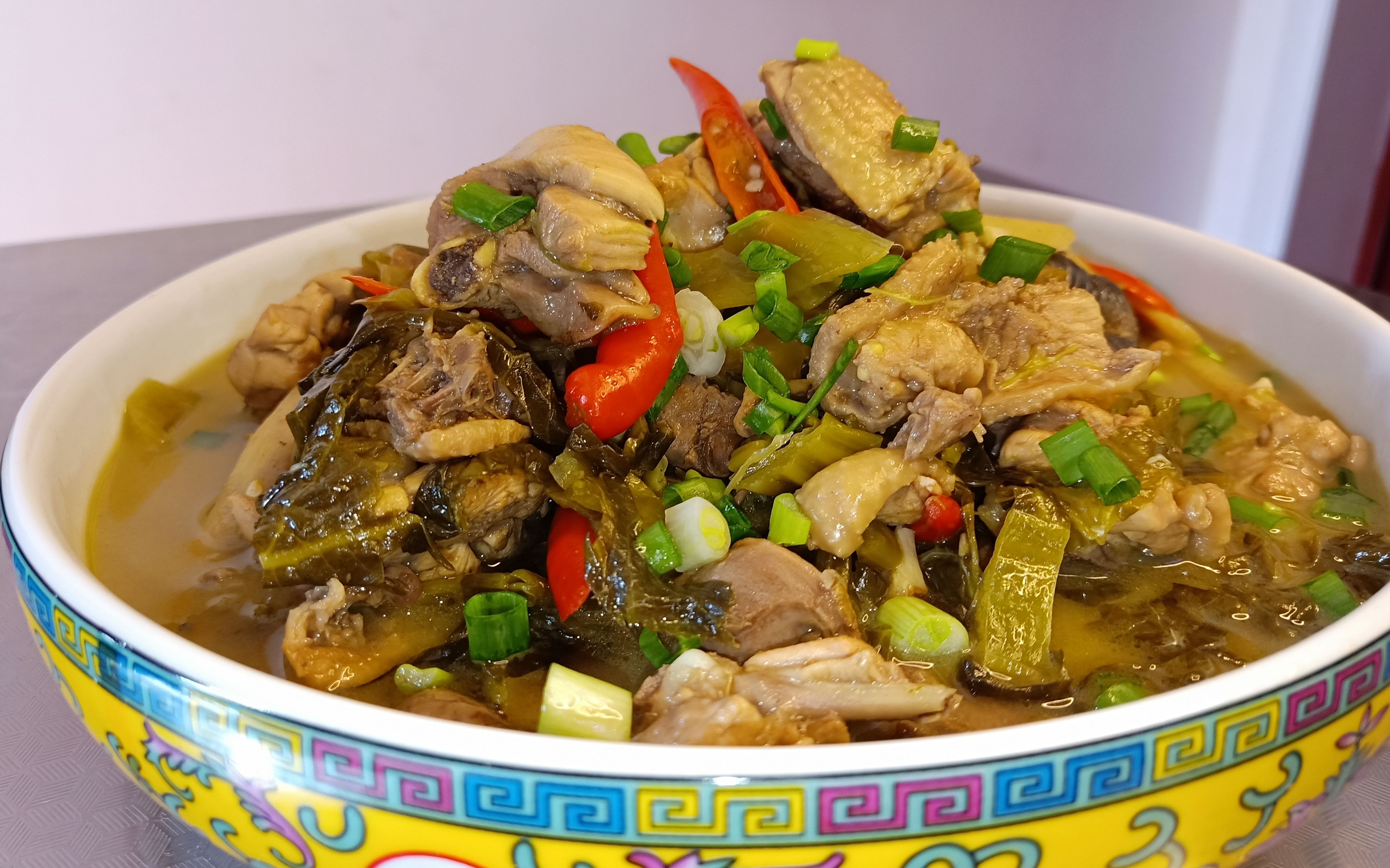 土鸡这样做最好吃!放上一碗酸菜,出锅那一时刻,我流口水了!