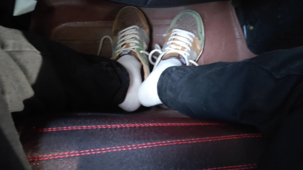 脱鞋露出白袜子