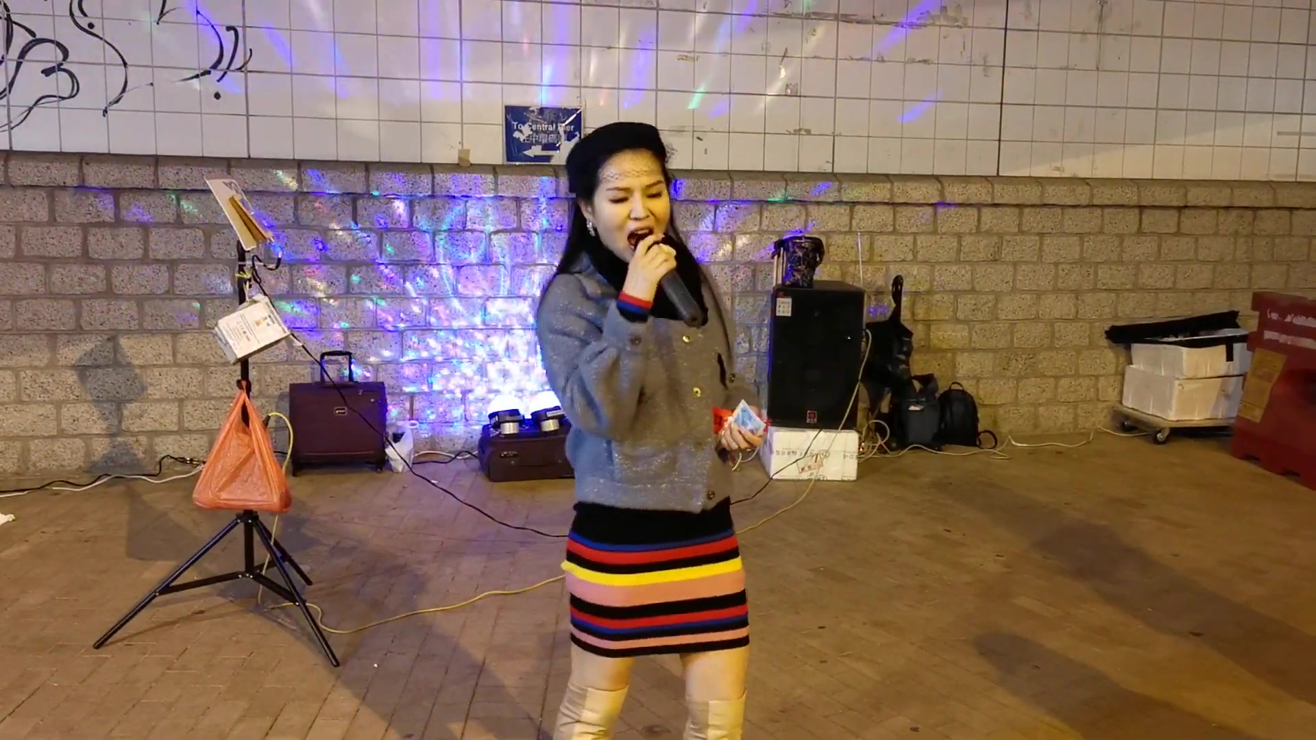 一首拥抱你离去街头歌手小红唱得很好听