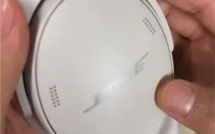 Download Video: BOSE  QC45开箱，所以这个耳机里面为什么不平，我这个耳机有问题吗，pdd百补1200多买的。