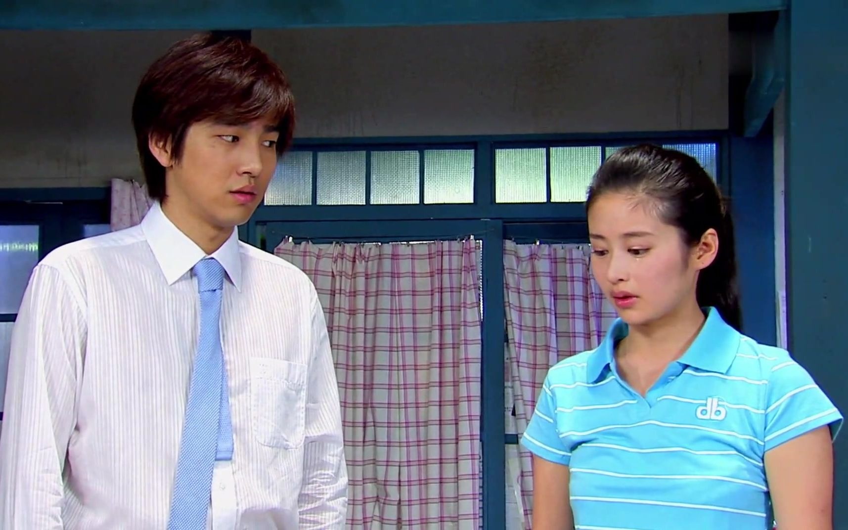 小菊的秋天 天磊下班后来到小菊家看望小菊,小菊向天磊询问起羽杰和