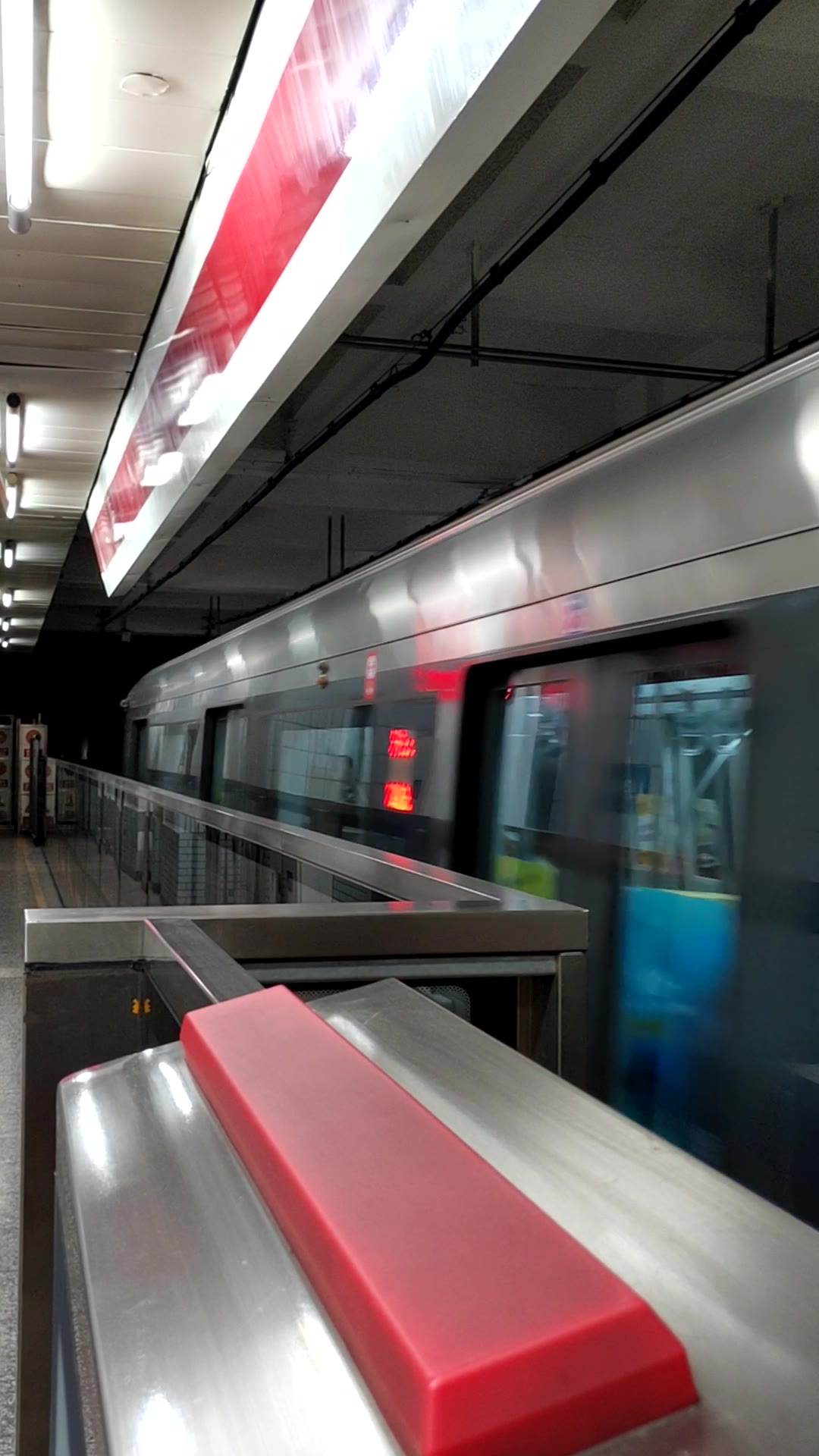 北京地铁1号线sfm04a型电动客车出站_哔哩哔哩 (゜-゜)つロ 干杯