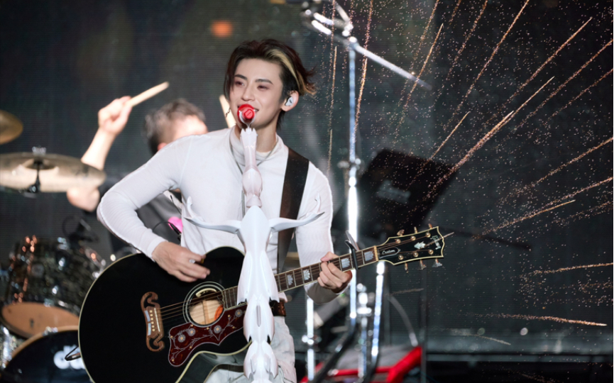 小鬼王琳凯长春禧都音乐节吉他弹唱为明天写封信