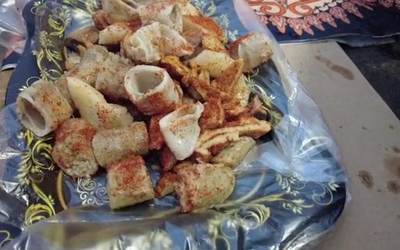 新疆特色美食羊杂碎25元/公斤,小摊生意火爆