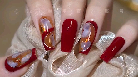 秋冬美甲里红色真的超显白的 这次搭配琥珀色做晕染真的美炸啦～甲油