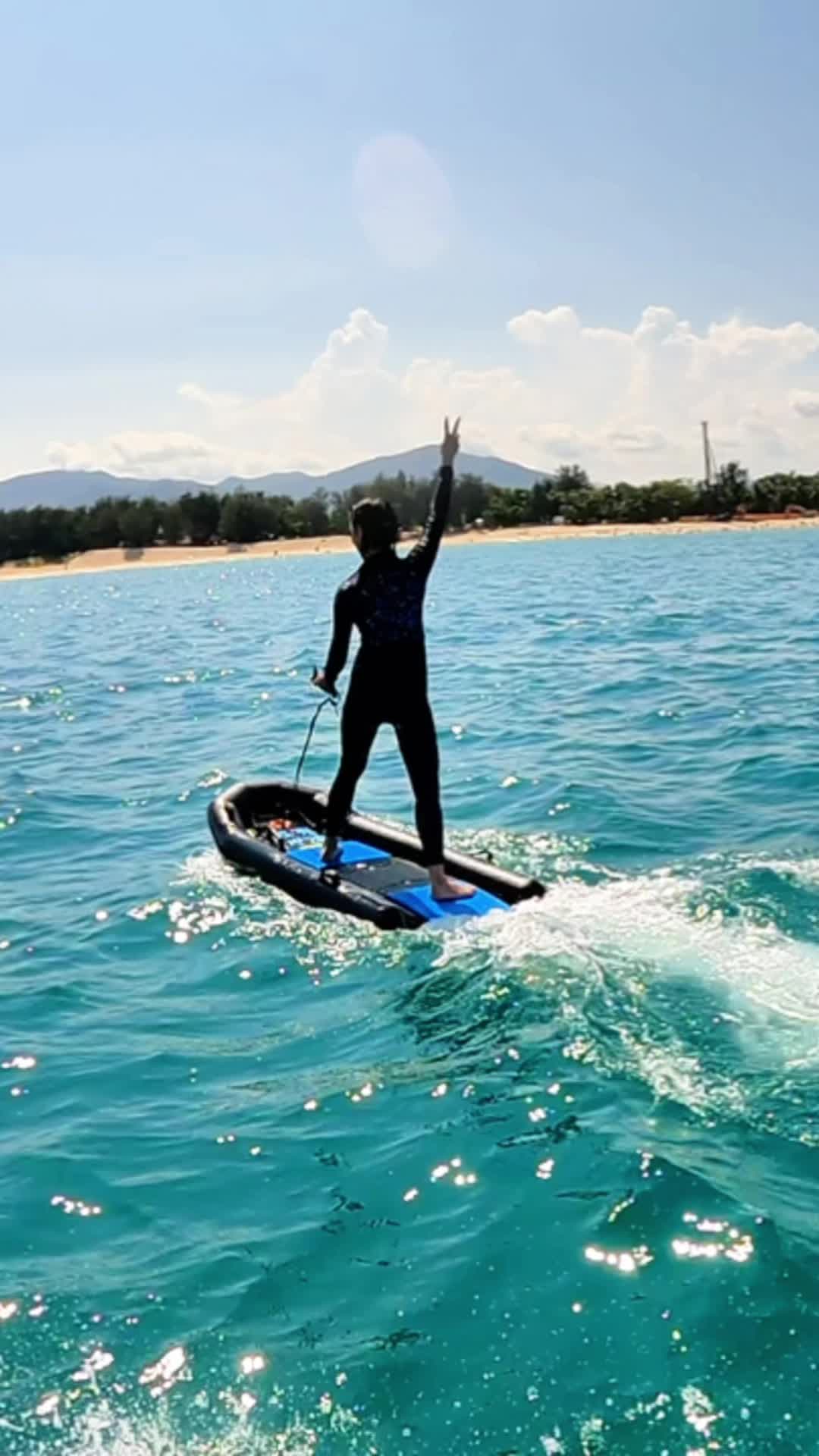 小姐姐成功启航(三亚后海冲浪)