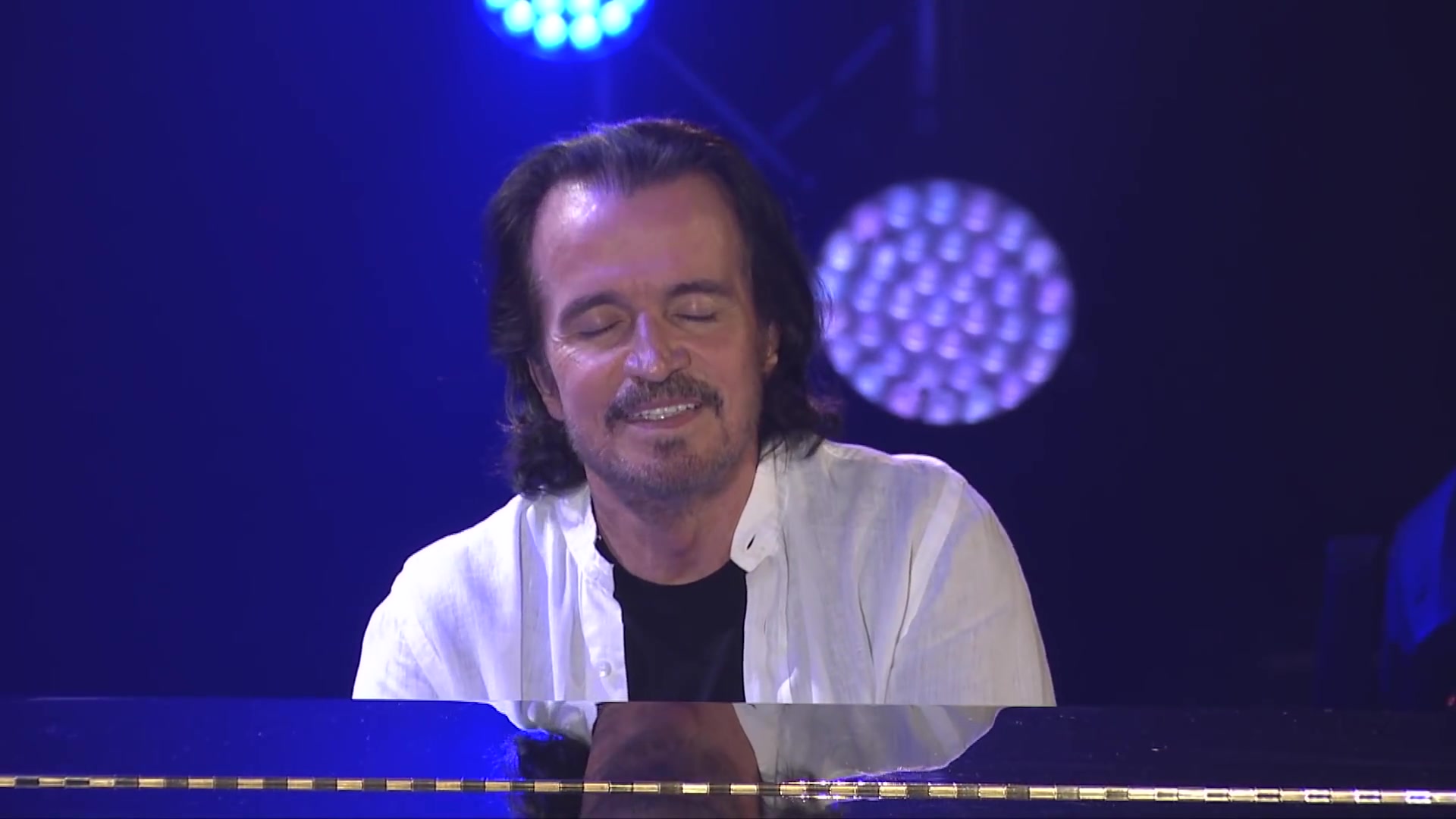 [图]融合中西风格，雅尼的音乐打开的另一片神奇天地 Yanni- Live in Beijing “With An Orchid“