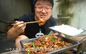 下载视频: 两斤肥肠一只鸡，楼顶一人一大盘，米饭不够馒头来凑，饕餮盛宴