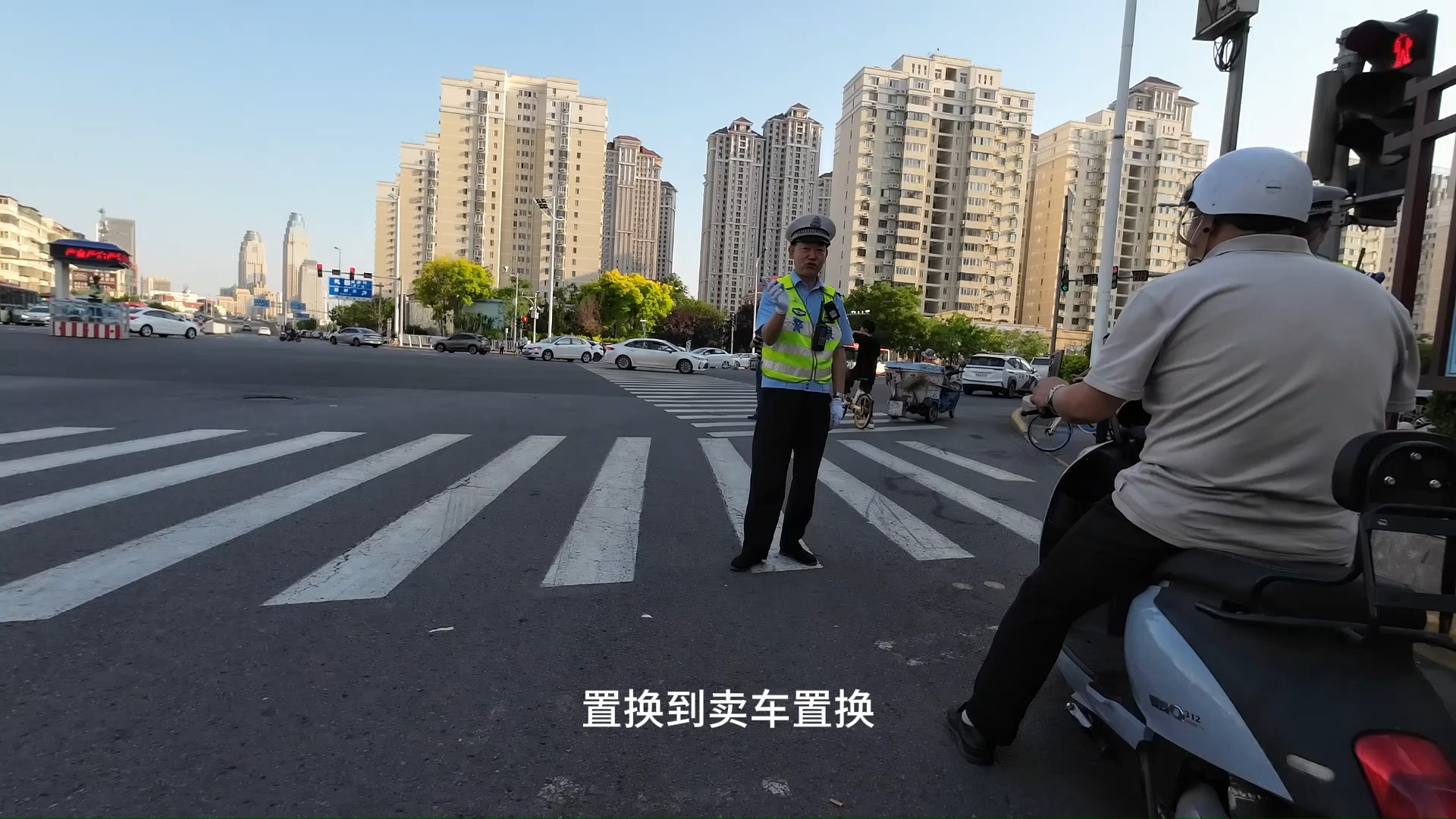 天津交警掰掰在查不带脚蹬子的电动车,可是车牌是谁给上的?