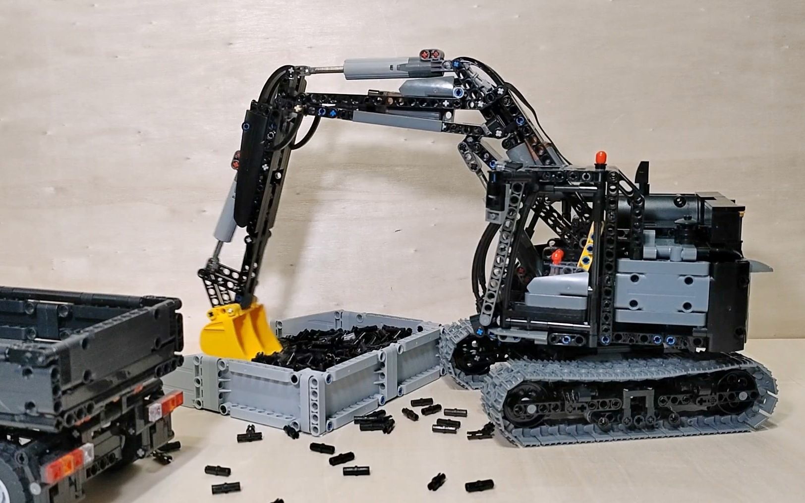 [图]小型挖掘机 MOC-104609 Compact Excavator RC [乐高积木moc]