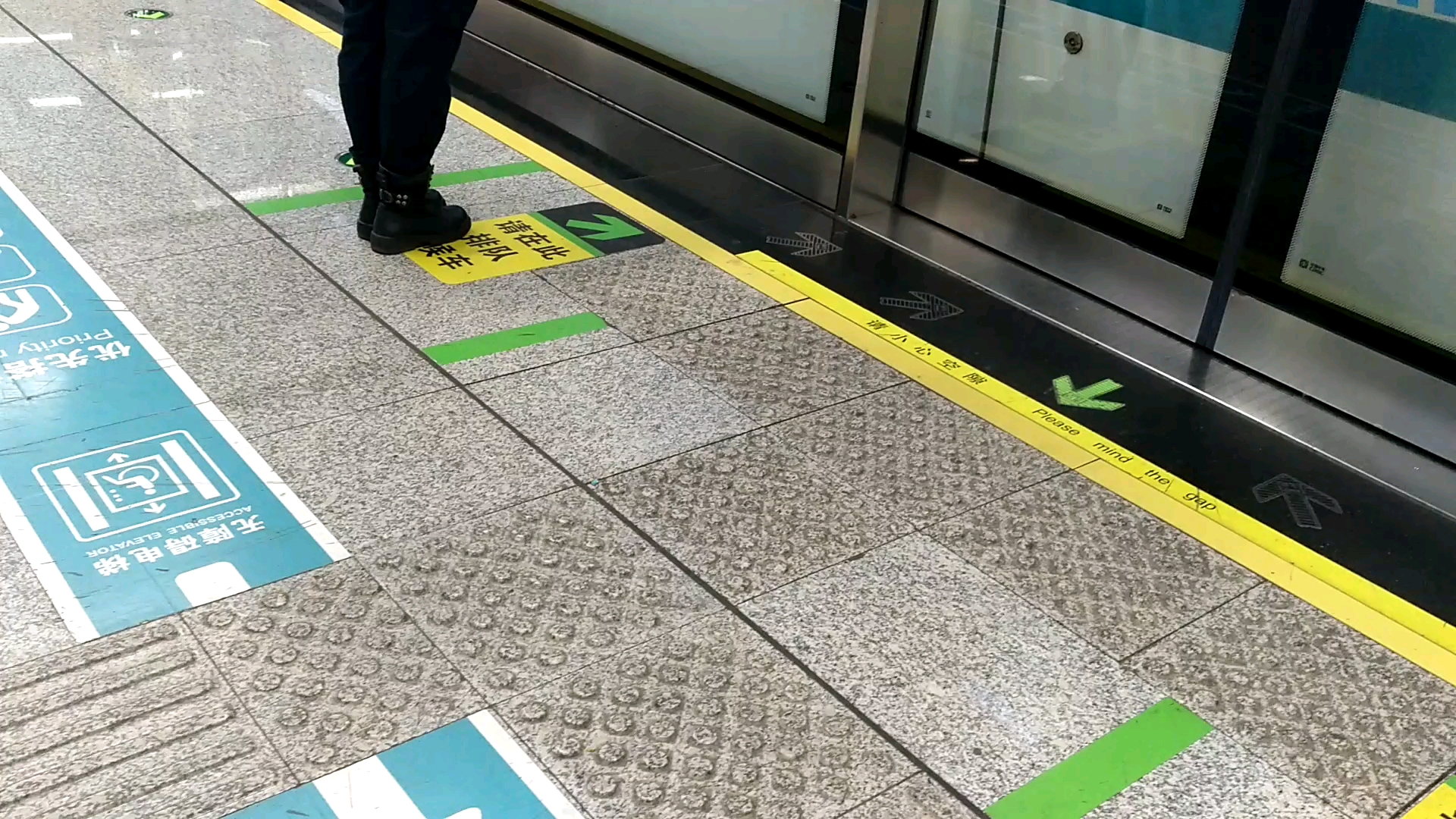 昆明地铁6号线塘子巷站发车