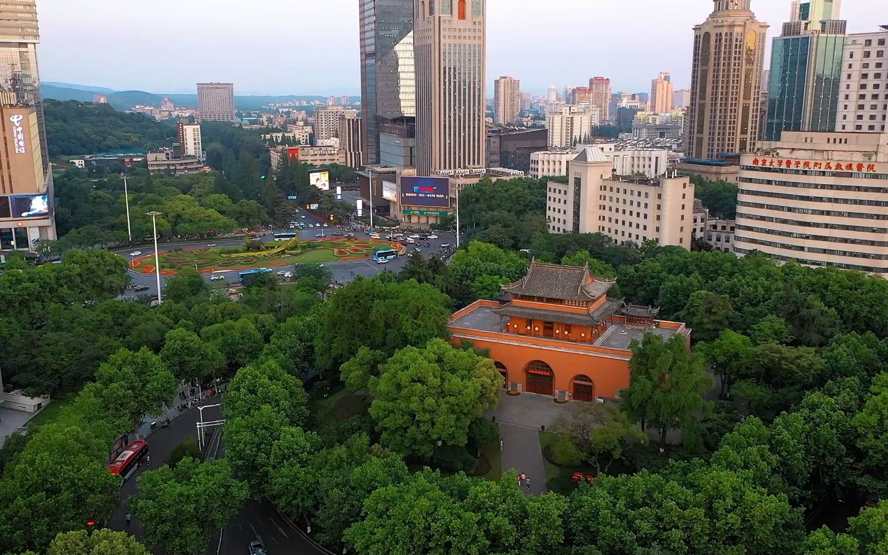 在南京鼓楼广场,你才能真正感受到这座城市现代与历史文化的交汇.