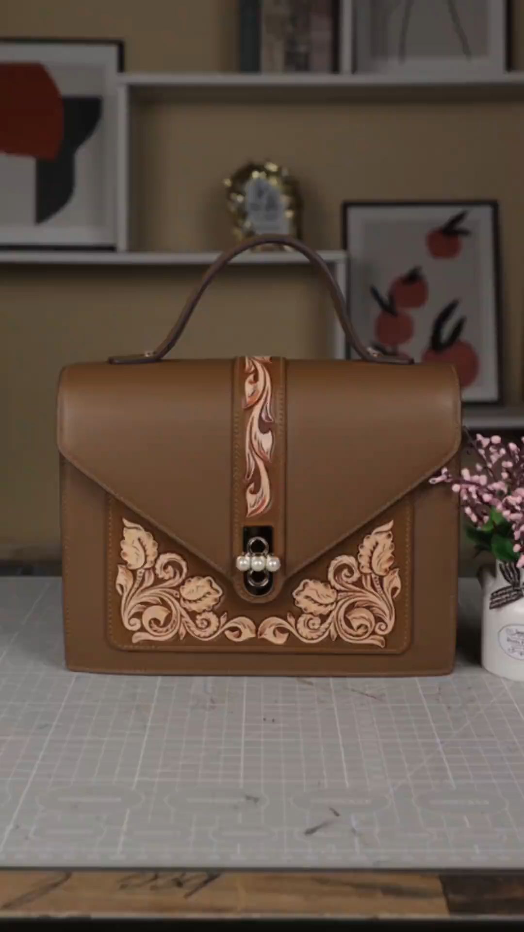 百搭的唐草纹皮雕包包 还不满意嘛