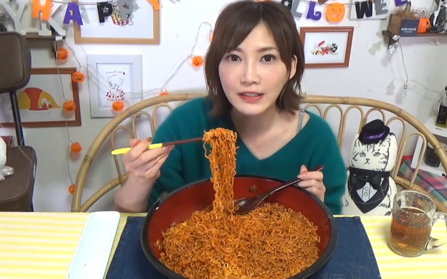 【木下大胃王】超辣的韩国泡面,加上起司鸡肉,配料超丰富@柚子木字幕