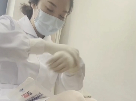 为了安全起见,护士专门戴了两层手术手套.