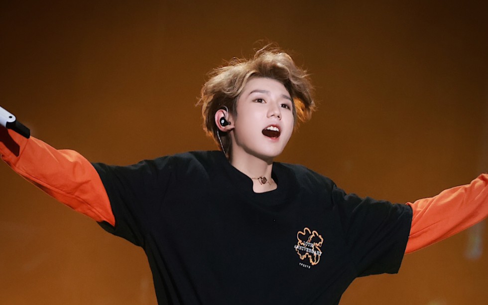 tfboys十周年他全方位赢麻了,王源粉丝居然背着我们吃这么好的