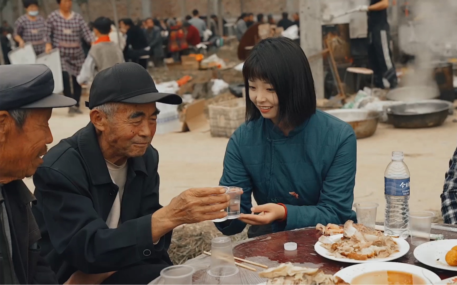 [图]“吃席有绝招，脸皮厚，吃个够，脸皮薄，吃不着 !”